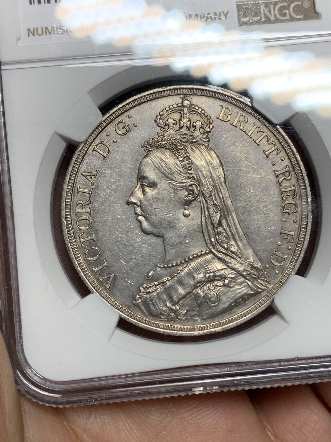 《竞宝斋》第192场-周日，周一 2场 (全场包邮) NGC UNC 英国1887年维多利亚高冠马剑克朗大银币 底光好