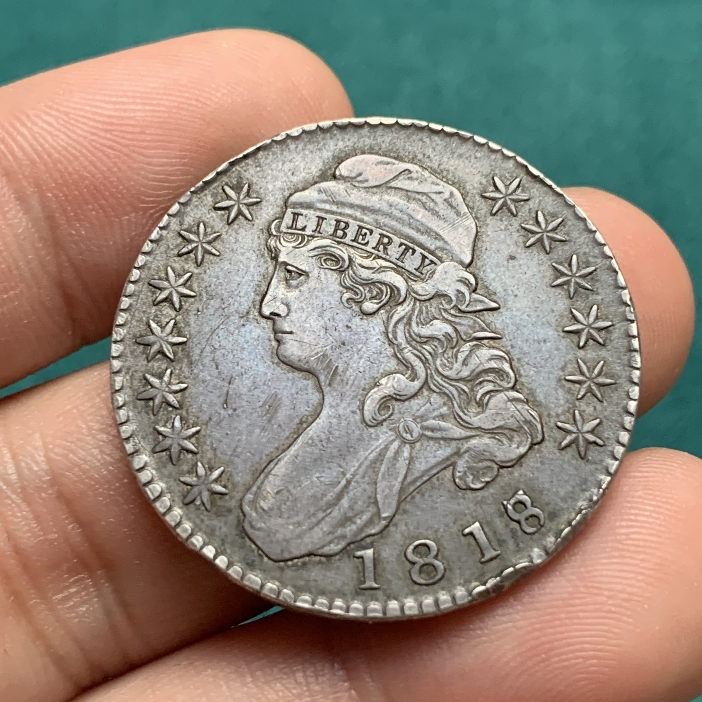 《竞宝斋》第192场-周日，周一 2场 (全场包邮) 美国1818/7骑字版 50分自由女神戴帽银币  稀有品种 表面细节清晰 具体状态见图