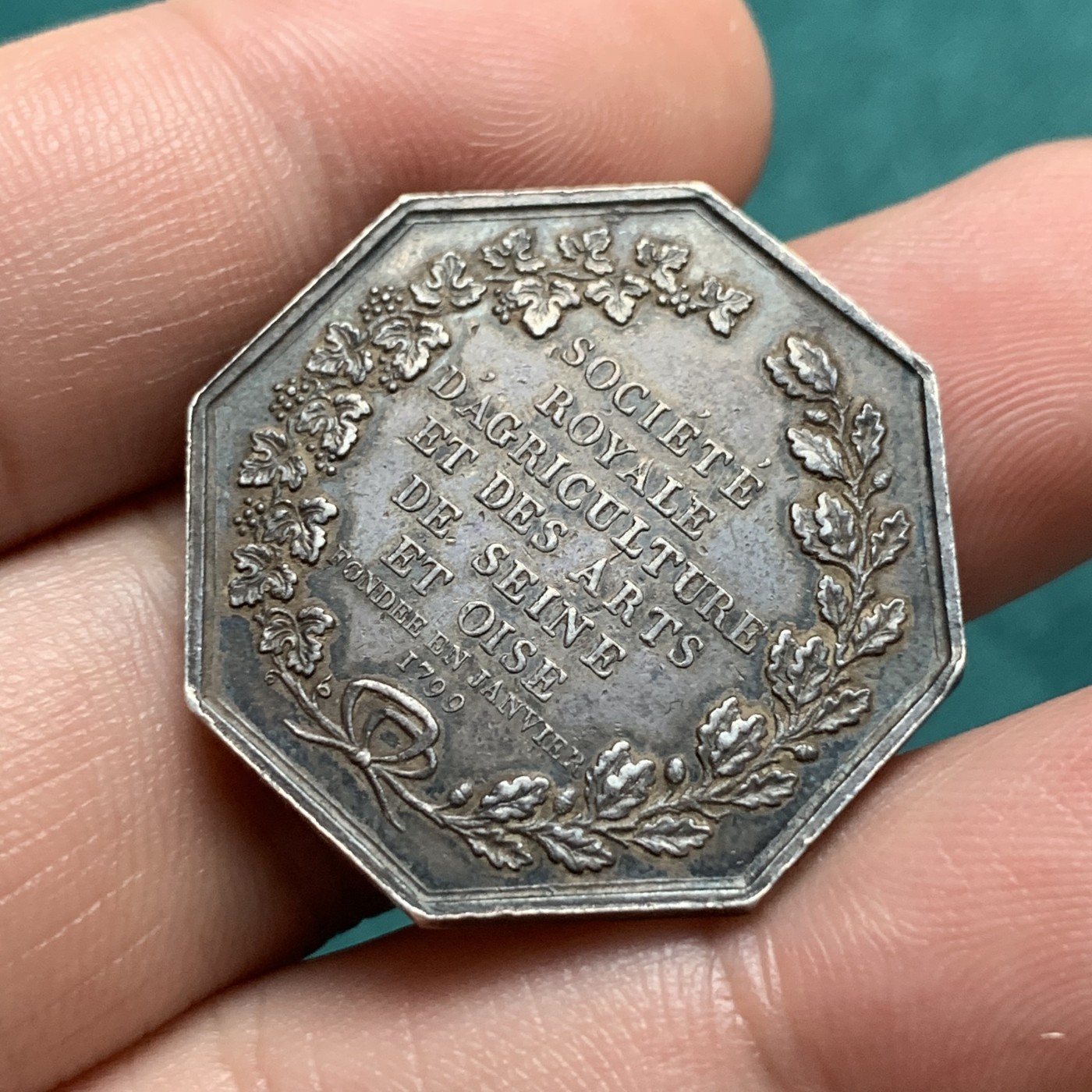 《竞宝斋》第192场-周日，周一 2场 (全场包邮) 法国 1845-1860年 农业与艺术协会 银质八角代币 边铭手指AR，重量11.5g  对边直径29mm 老包浆