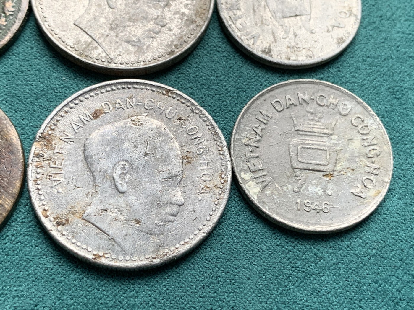 《竞宝斋》第192场-周日，周一 2场 (全场包邮) 两组（6枚）越南民主共和国1946年5毫1盾2盾（各两枚） 细节见图