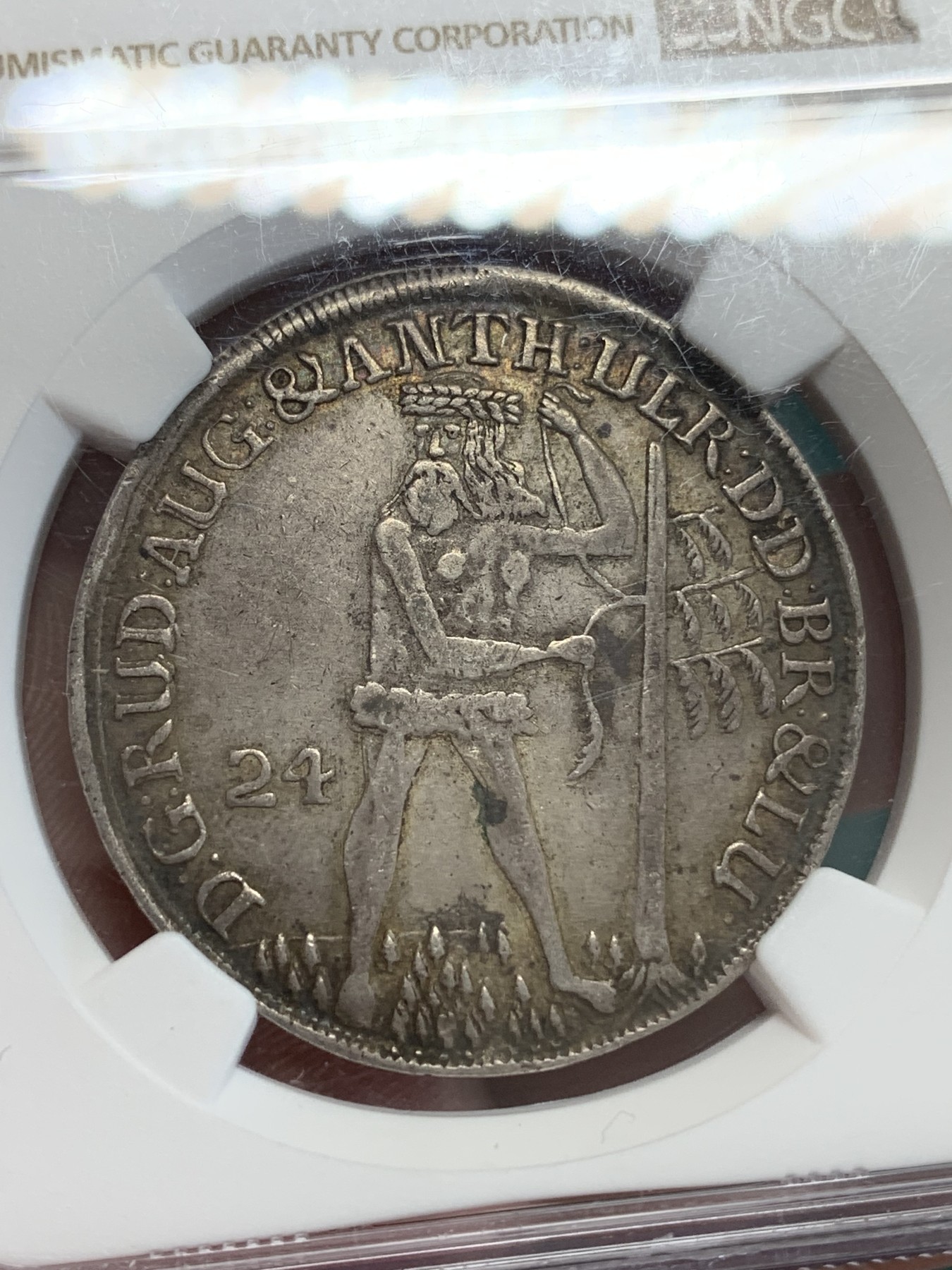 《竞宝斋》第192场-周日，周一 2场 (全场包邮) NGC XF45（第5名）德国不伦瑞克1702年野人24M(2/3泰勒)300多年的银币 眉目清晰 色泽均匀。