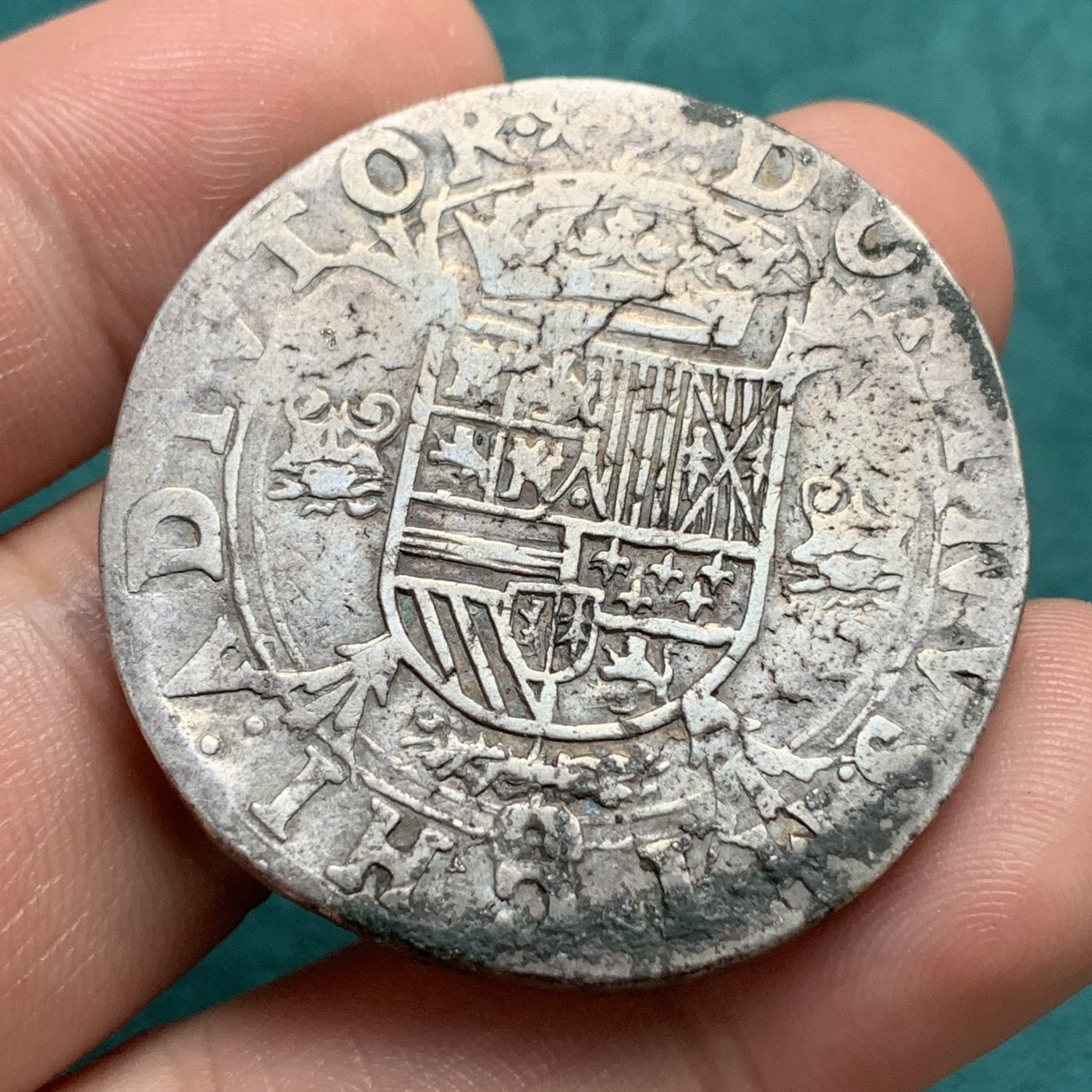 《竞宝斋》第192场-周日，周一 2场 (全场包邮) 稀少厂别！西班牙兼英格兰国王菲利普二世 1557年西属尼德兰布拉邦特省马斯特里赫特厂1菲利普泰勒大银币 马斯特里赫特厂（背面顶端五角星厂标）非常难得，比安特卫普等少见很多 盾徽清晰已是很难得 菲利普二世与英女王玛丽一世联姻兼任英国国王 超过30.2克