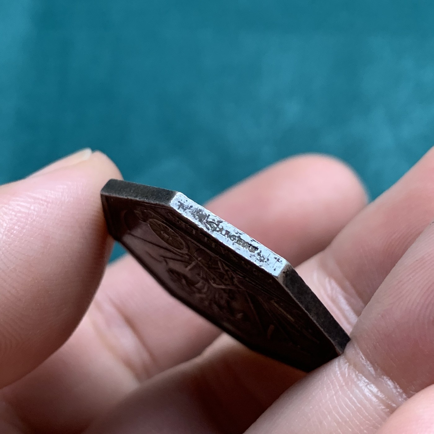 《竞宝斋》第192场-周日，周一 2场 (全场包邮) 法国 1845-1860年 农业与艺术协会 银质八角代币 边铭手指AR，重量11.5g  对边直径29mm 老包浆