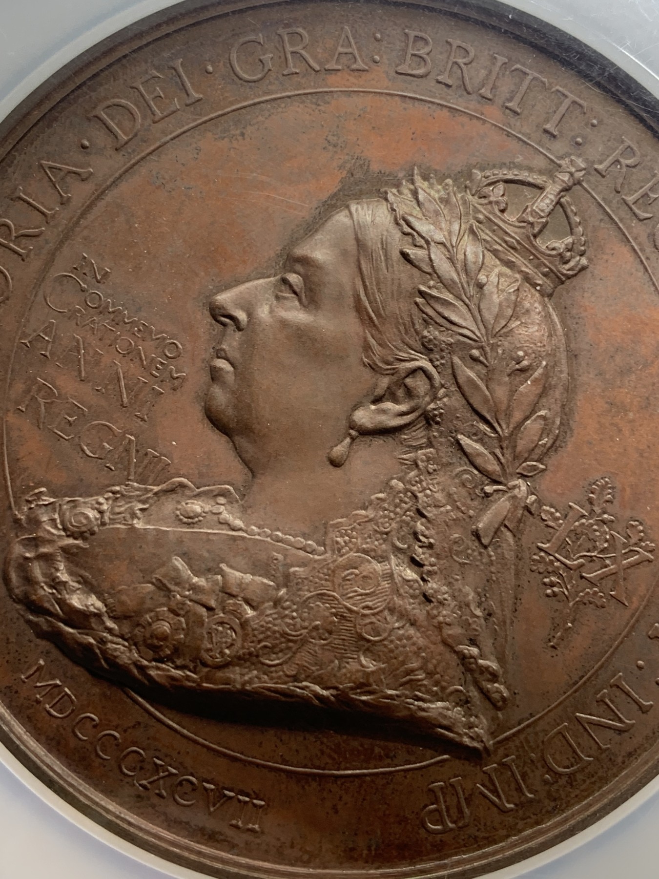 《竞宝斋》第192场-周日，周一 2场 (全场包邮) NGC-MS61 英国1897年维多利亚女王登基60周年纪念大铜章（直径75mm) 加厚大盒装 极少见品种