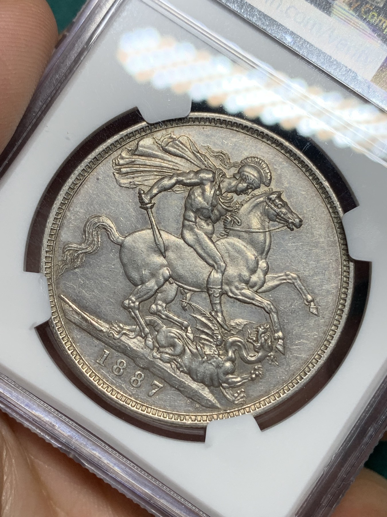 《竞宝斋》第192场-周日，周一 2场 (全场包邮) NGC UNC 英国1887年维多利亚高冠马剑克朗大银币 底光好