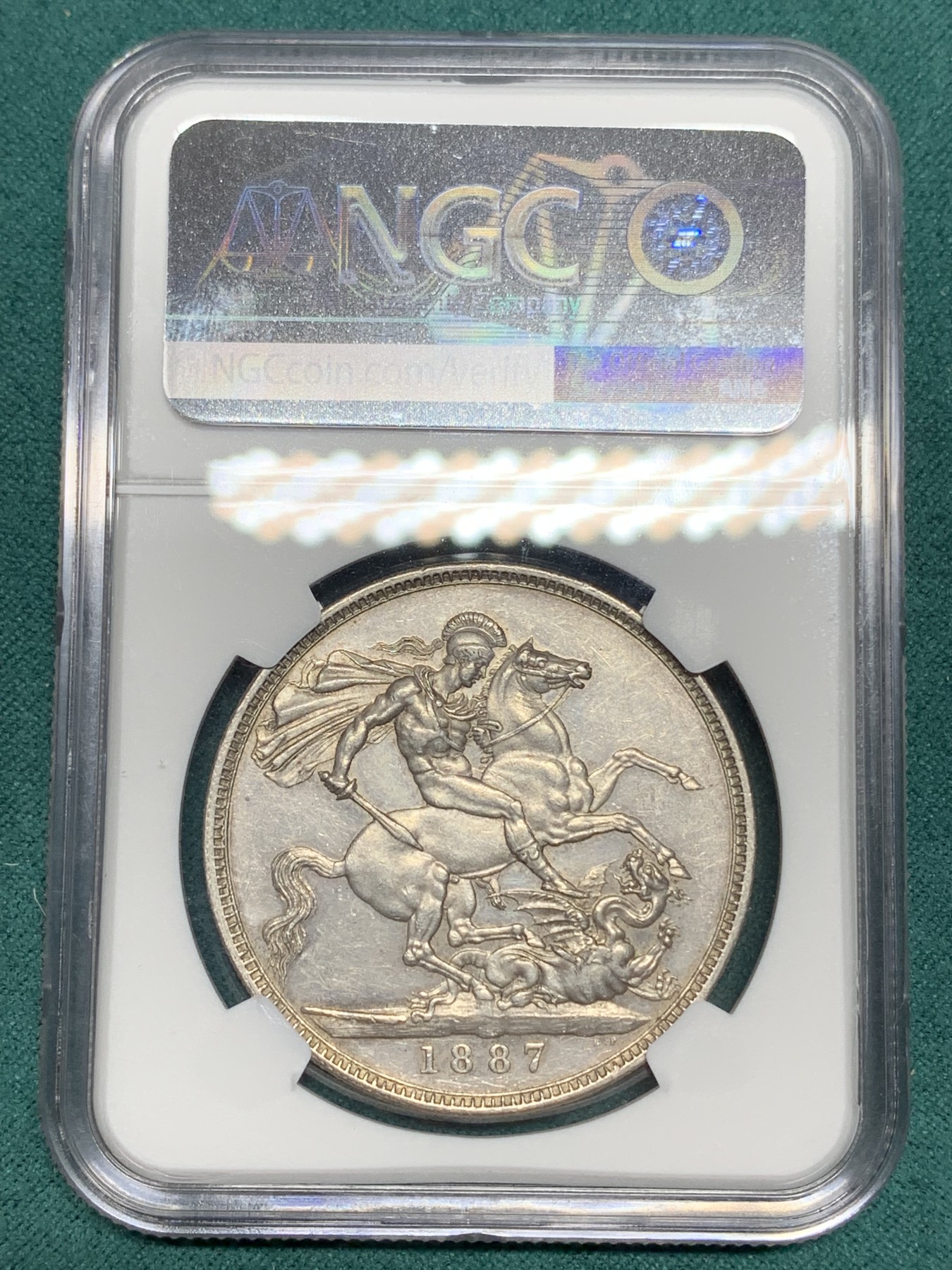 《竞宝斋》第192场-周日，周一 2场 (全场包邮) NGC UNC 英国1887年维多利亚高冠马剑克朗大银币 底光好