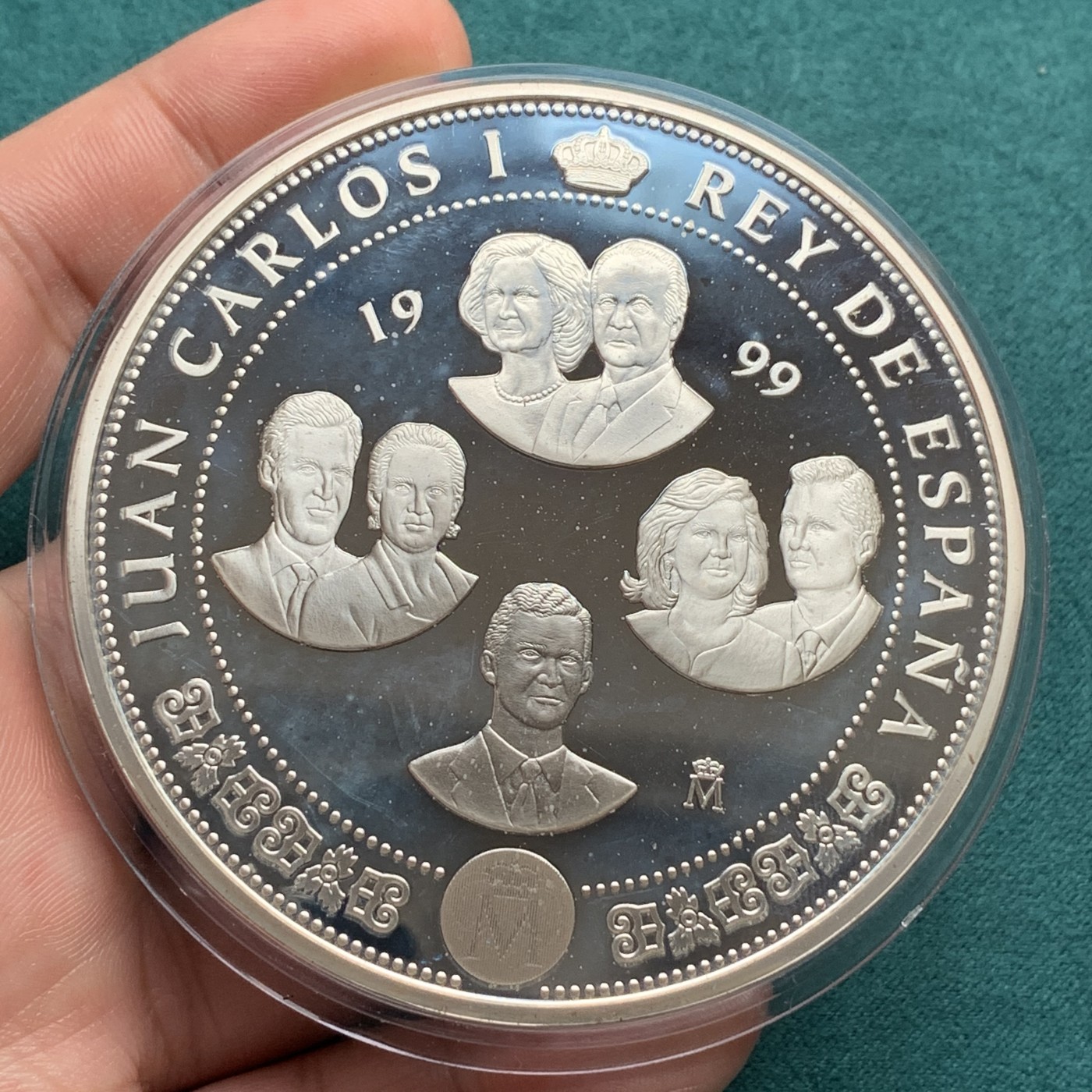 《竞宝斋》第192场-周日，周一 2场 (全场包邮) 1999年西班牙超大银币（比普通5盎司大一圈） 西班牙历任国王像 面值10000比塞塔 直径73mm 重168克 925银