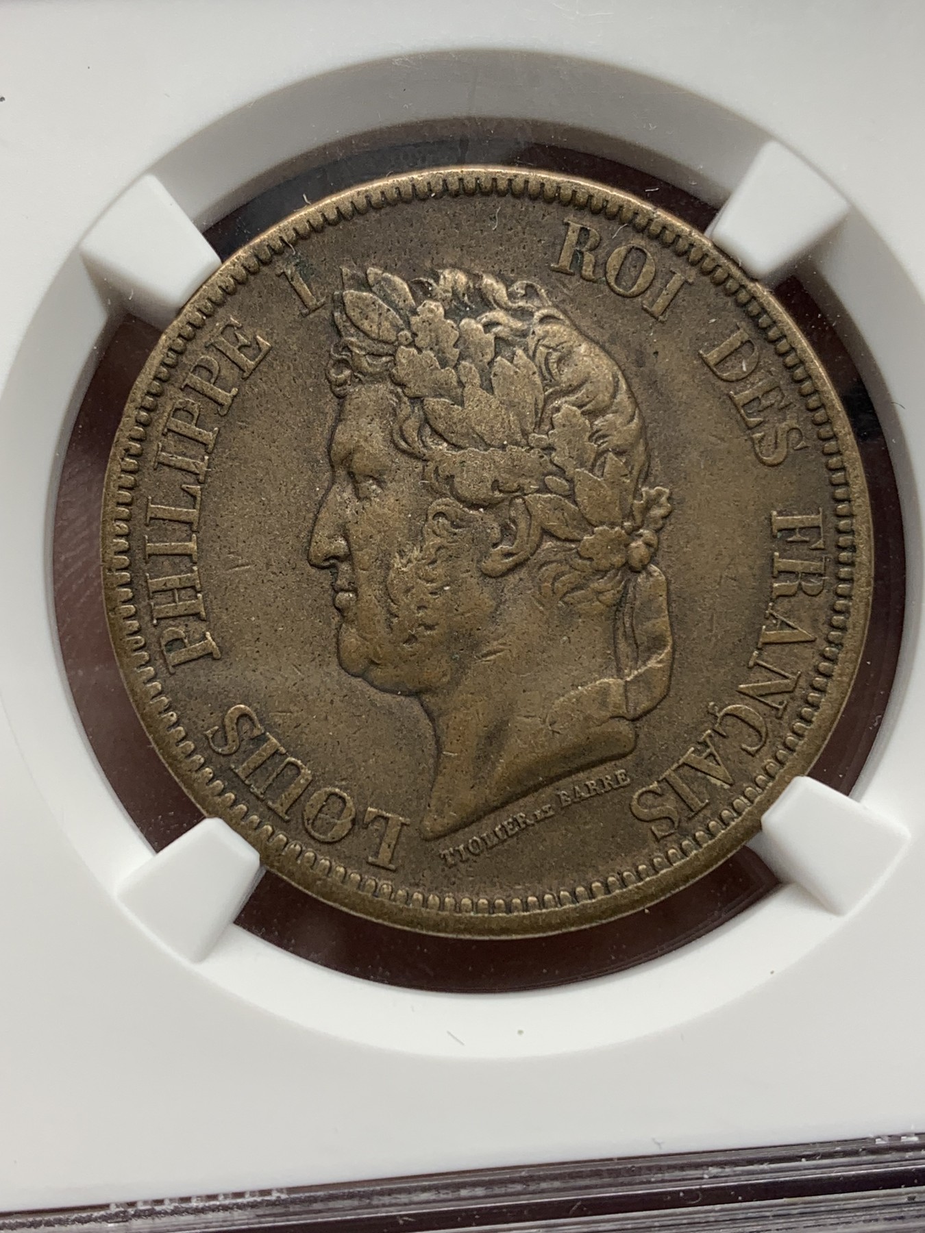 《竞宝斋》第192场-周日，周一 2场 (全场包邮) NGC-AU55BN 1839年法属殖民地菲利普10分大铜币，非常厚重，手感极佳。稀见菲利普头像大铜，殖民地流通，仅发行4年，此为首年份。 (可拍侧边图)