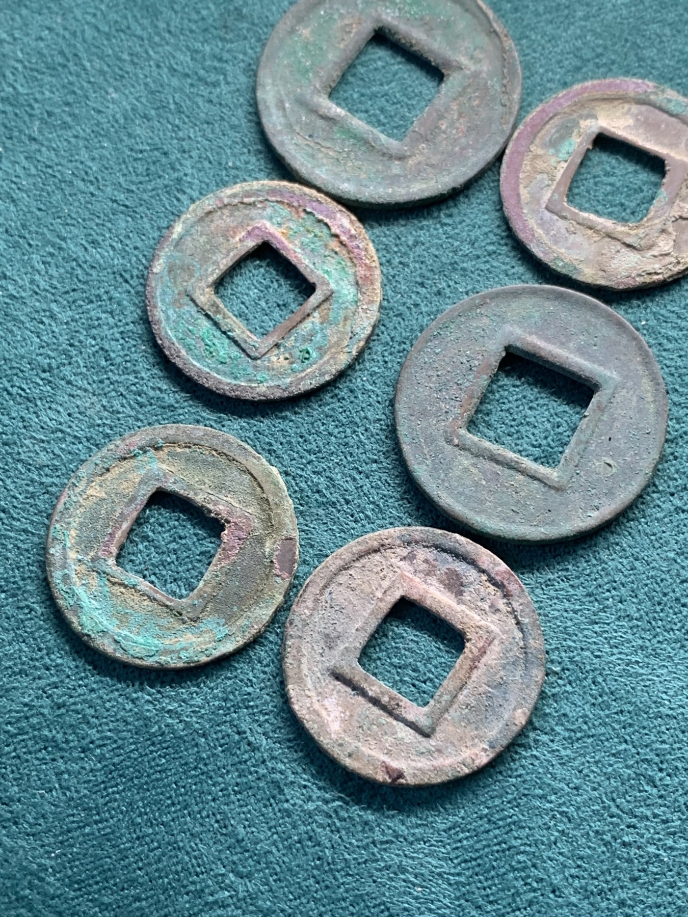 《竞宝斋》第193场-周日，周一 2场 (全场包邮) 五铢钱六枚一起，含四枚隋五铢和两枚东汉五铢，隋五铢不多见，绣色都很漂亮