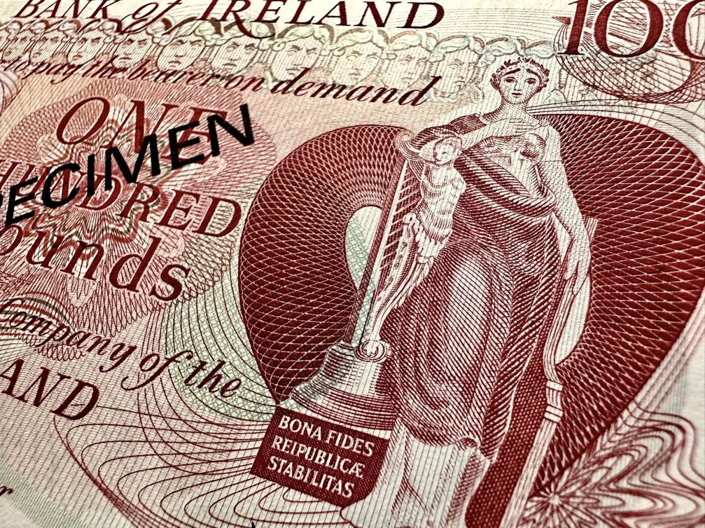 八月最后一场，第十五期大拍 （S3）压轴大拍，北爱尔兰1978年100镑纪念样钞，1941千位号与前两拍均为同号！非常漂亮