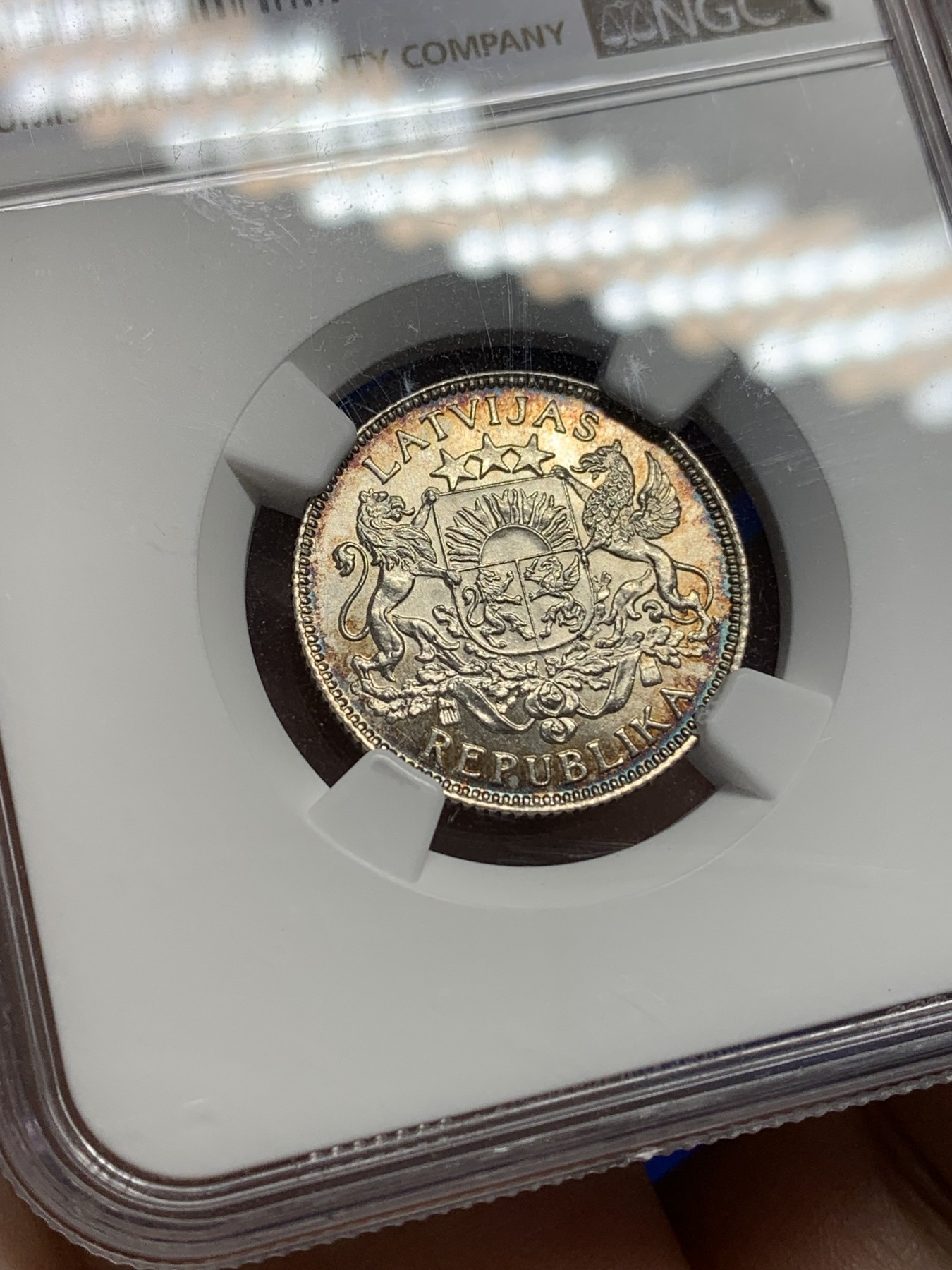 《竞宝斋》第193场-周日，周一 2场 (全场包邮) NGC-MS64 拉脱维亚 1924年 1拉特银币 顶级转光和五彩包浆，不多见的品种