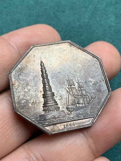 《竞宝斋》第193场-周日，周一 2场 (全场包邮) - 名誉品 1860-1879 法国波尔多吉伦特海事安全协会银质八角代币，高浮雕的科尔杜安灯塔，unc好状态，正面经典灰色包浆。 蜜蜂边铭银标 34.4mm 17.9克