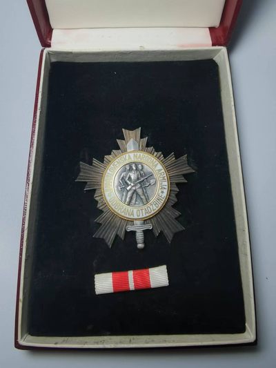 盛世勋华——号角文化勋章邮票专场拍卖第133期 - 南斯拉夫二级人民军勋章 银制带银标厂标 带原盒 带略