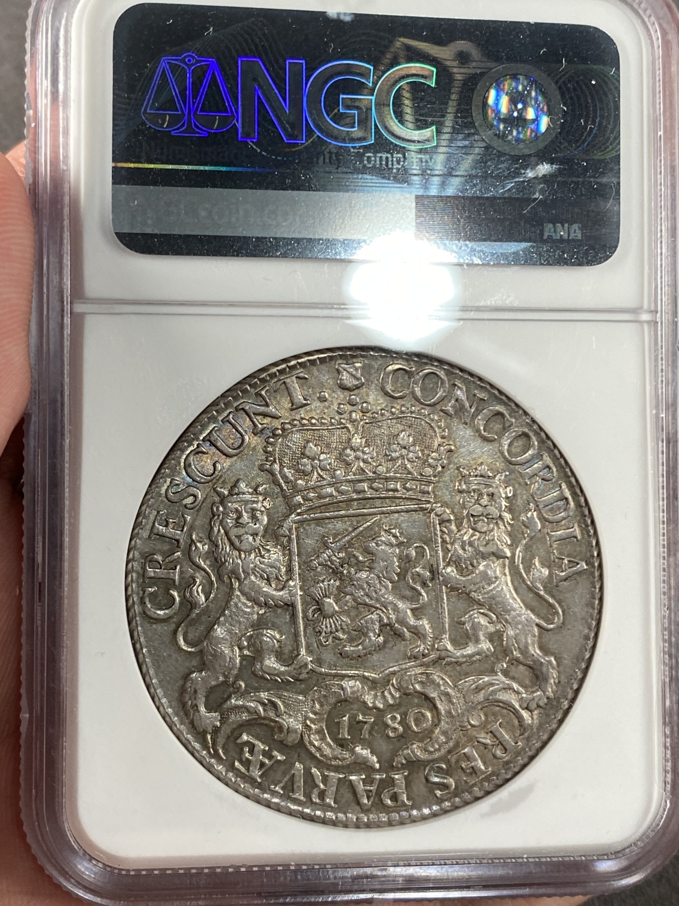 万国钱币拍卖第015期（奢华币章第二季） NGC AU55 1780年尼德兰联省共和国乌特勒支省1杜卡特大银币 高精度且深俊的打制感配上无与伦比的蓝金色 让这枚具备倒影包浆的荷兰马剑如币海中的惊鸿一瞥 一眼难忘