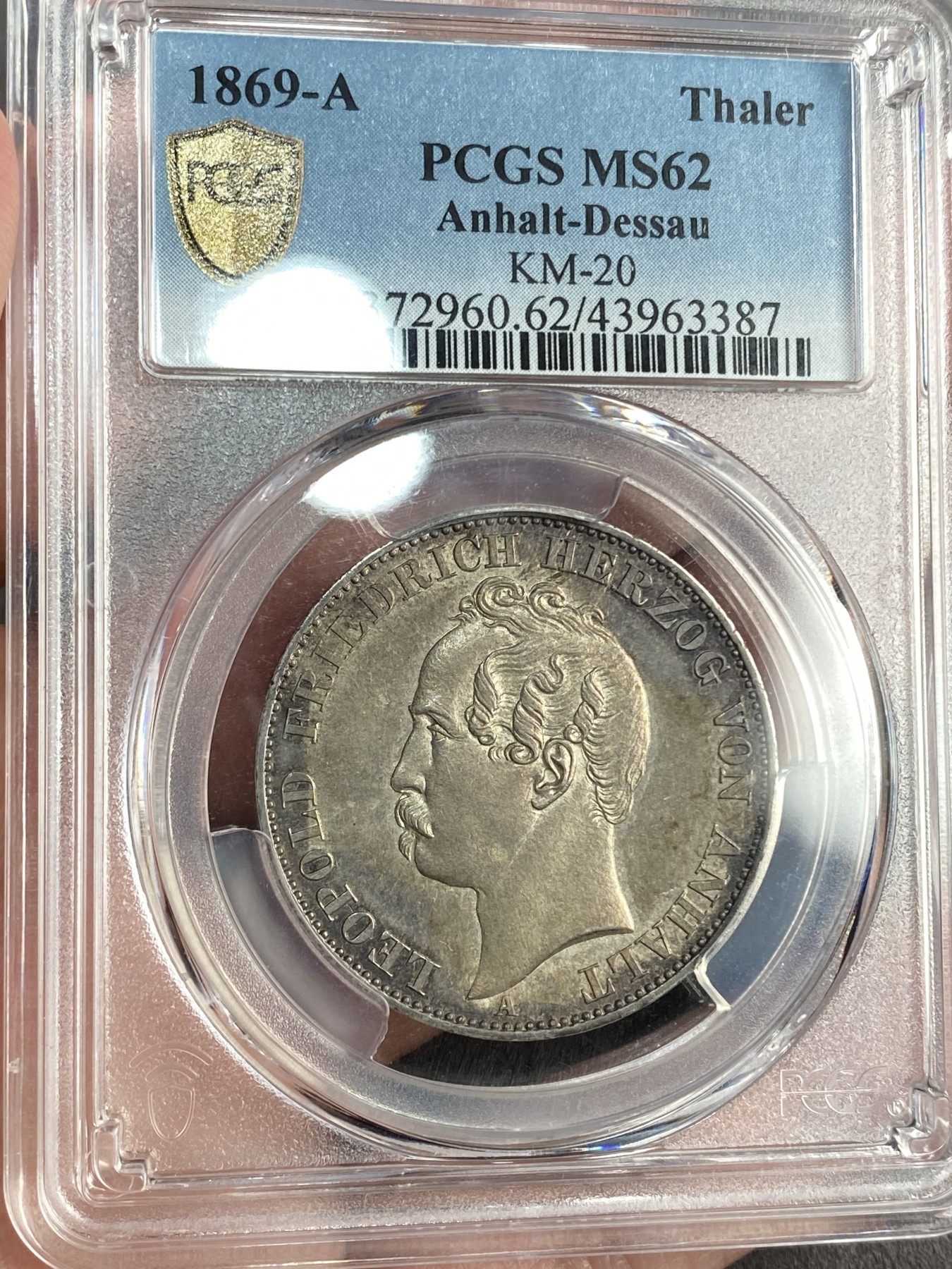 万国钱币拍卖第015期（奢华币章第二季） PCGS MS62 1869年德国安哈尔特公国利奥波德公爵双熊流通1泰勒 因1863年以后安哈尔特其他分支（贝恩堡、科腾）均绝嗣 故不再称为安哈尔特-德邵 精品季军分 熟美的酱彩和完整精美的卷发与熊毛无不透露出其值得珍藏属性