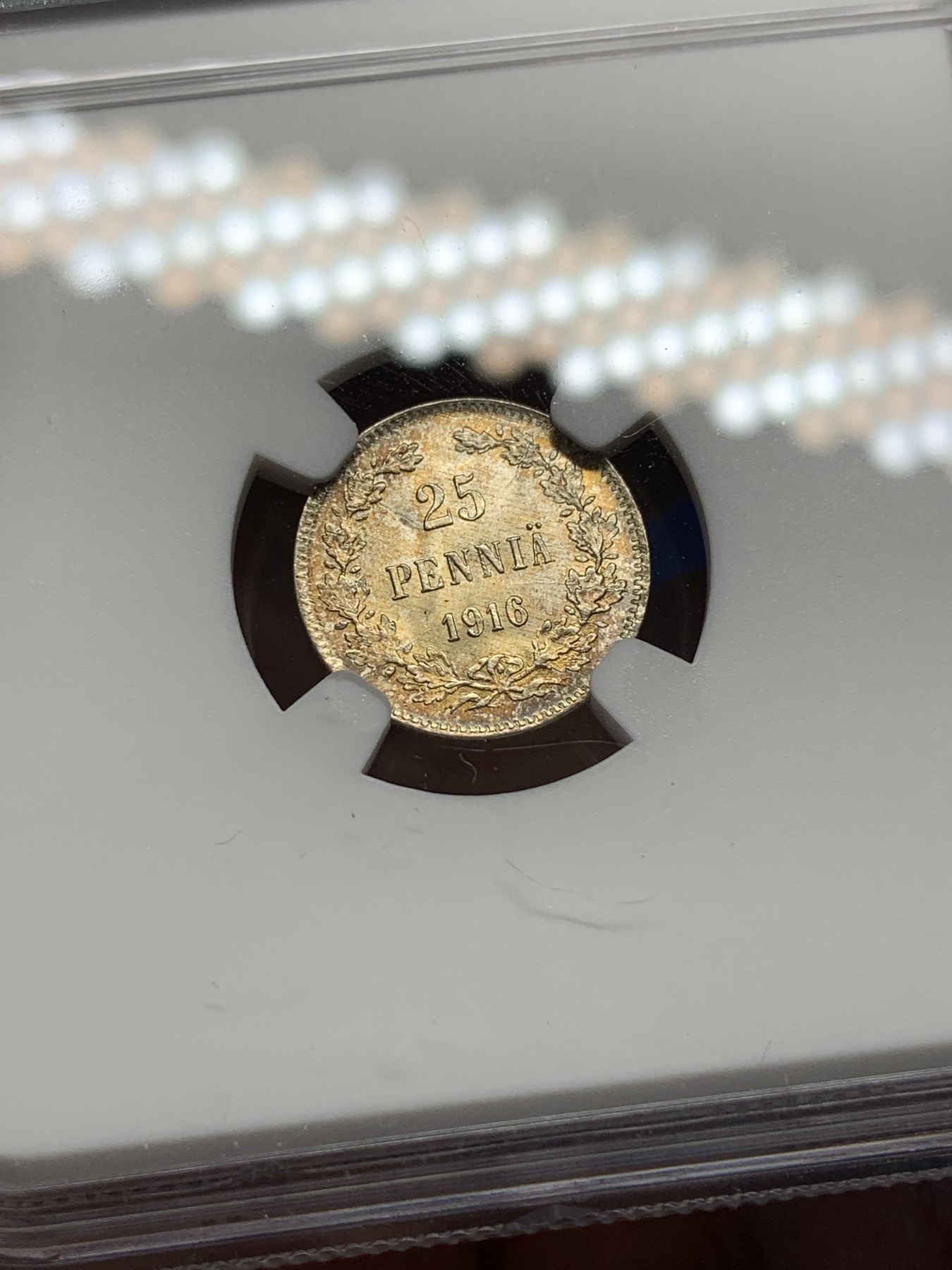 《竞宝斋》第193场-周日，周一 2场 (全场包邮) NGC MS63、MS64 俄占芬兰1916年25、50盆尼小银币一对，25盆尼是金色彩包浆，50芬尼略带淡金包浆，都非常漂亮