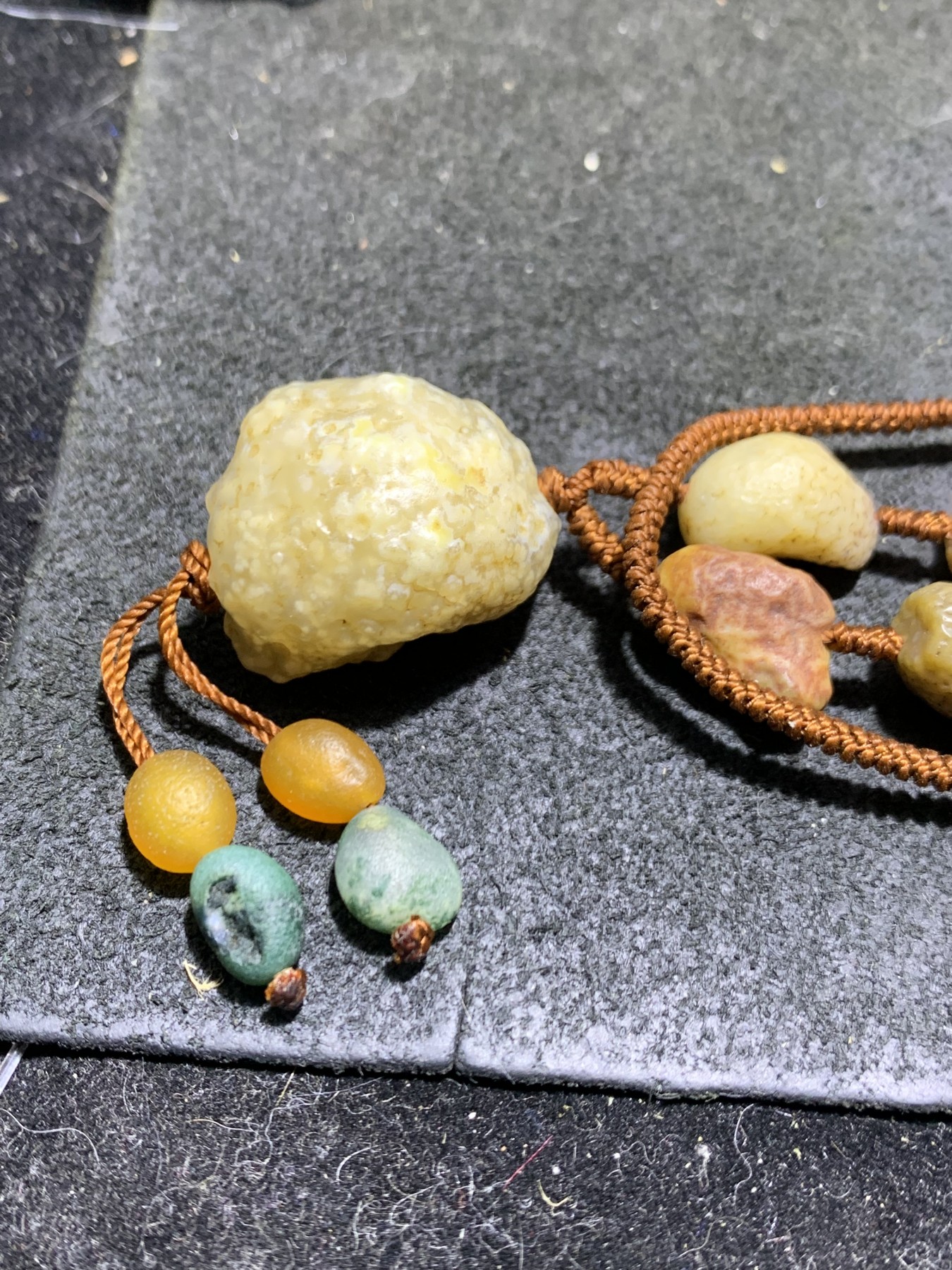 精美戈壁老料筋脉石原石项链一条