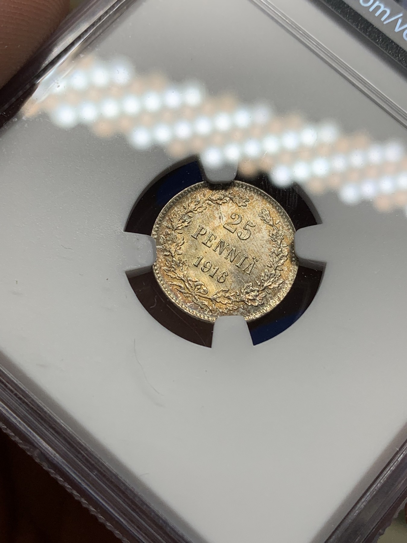 《竞宝斋》第193场-周日，周一 2场 (全场包邮) NGC MS63、MS64 俄占芬兰1916年25、50盆尼小银币一对，25盆尼是金色彩包浆，50芬尼略带淡金包浆，都非常漂亮