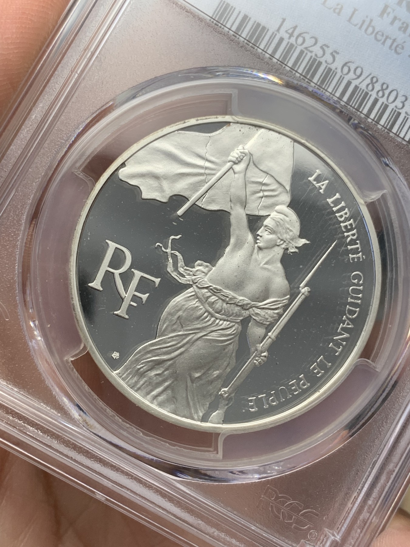 《竞宝斋》第193场-周日，周一 2场 (全场包邮) PCGS-PR69DCAM 冠军分 法国1993年自由引导人民100法郎大银币，自由女神高举旗帜，刻画生动。深度镜面，无暇冠军品质。
