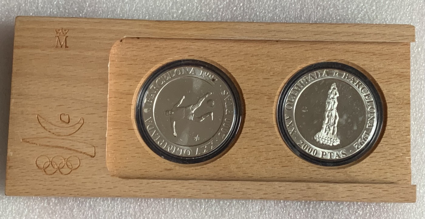 瓶子🏺第107期拍卖会  西班牙1992年世界杯精制银币2枚套  原盒