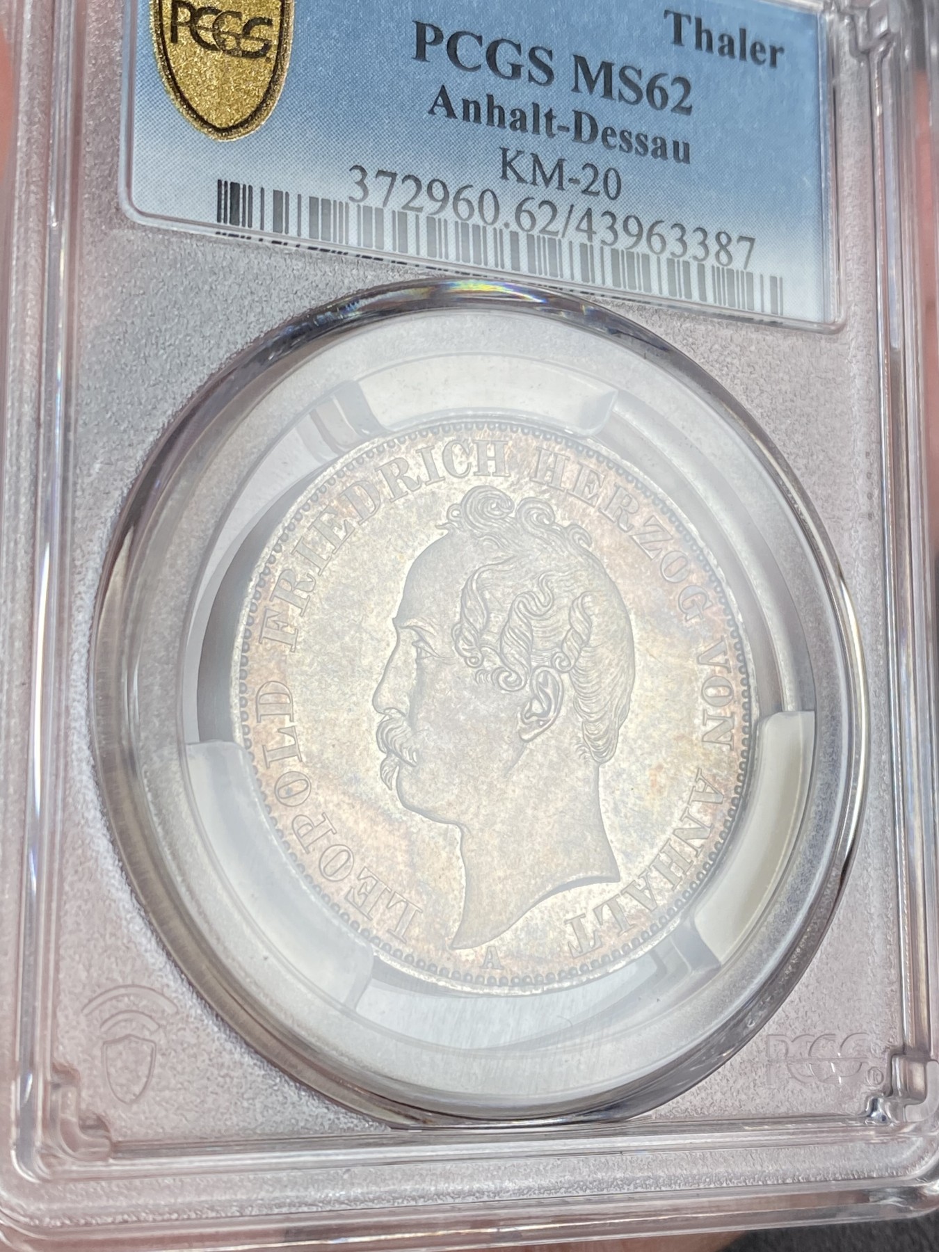 万国钱币拍卖第015期（奢华币章第二季） PCGS MS62 1869年德国安哈尔特公国利奥波德公爵双熊流通1泰勒 因1863年以后安哈尔特其他分支（贝恩堡、科腾）均绝嗣 故不再称为安哈尔特-德邵 精品季军分 熟美的酱彩和完整精美的卷发与熊毛无不透露出其值得珍藏属性