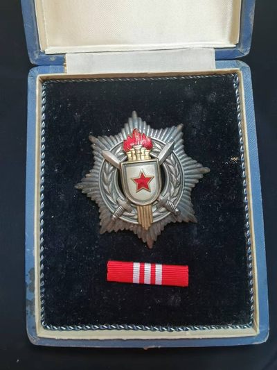 盛世勋华——号角文化勋章邮票专场拍卖第133期 - 南斯拉夫三级军事功勋勋章 银制 早期五火炬版 带厂标 900银标 罕见四标 带早期滚边原盒和略 
