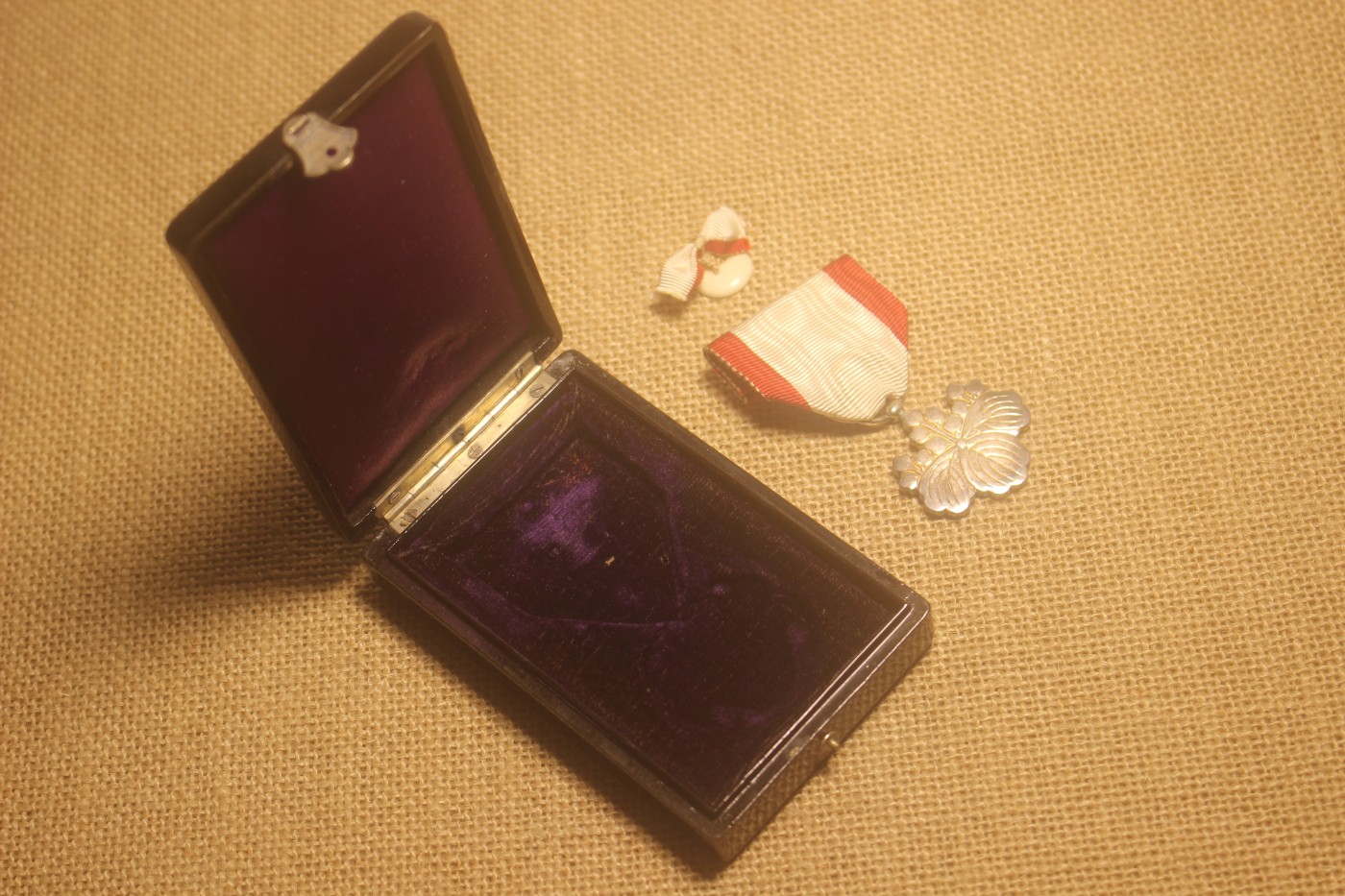 八等白叶章，明治式样 