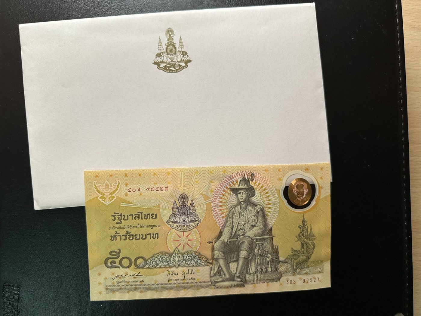 八月最后一场，第十五期大拍 泰国1995年500铢纪念币，此为泰国纪念币中热门品种，这张更是OS补号冠！更为少见，评级将会有replacement特殊印记