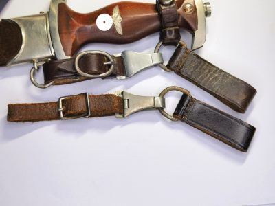 小驴勋章奖章收藏9月2号周六晚18点拍卖 - 德国WWII匕首挂，皮背有RZML2/60/41标，第一图为实例演示，只有挂