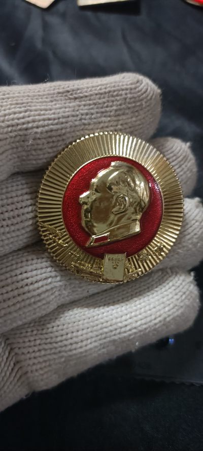 全场0起0押金！ 精品像章，红色文献！ - 少见宽金边齿轮章，军舰两弹一星题材