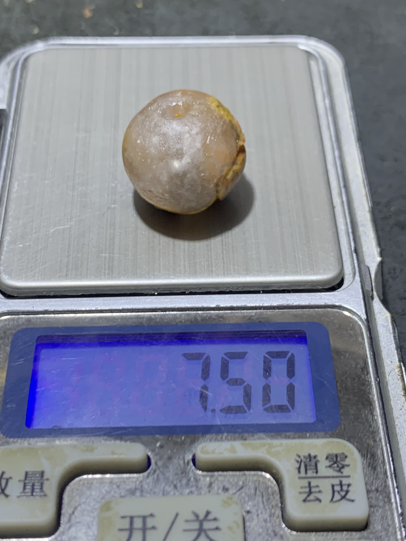 精美亚光冰飘战国红玛瑙手工雕刻蝶恋花随形珠一颗！