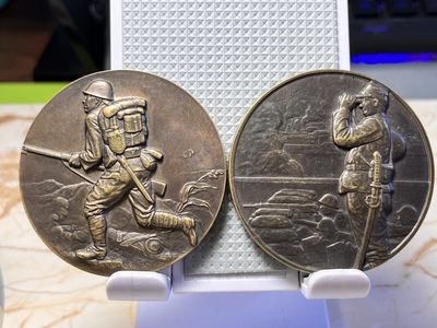 【海寕潮】拍卖第八十期 - 【海寧潮F】日本昭和十二年**事变纪念章陆军牌，海军牌造币局制一对，直径55毫米，无盒，博物馆收藏级别，之前价格8千多。【本场发货物品重量超1公斤的，需要按实际补运费！】