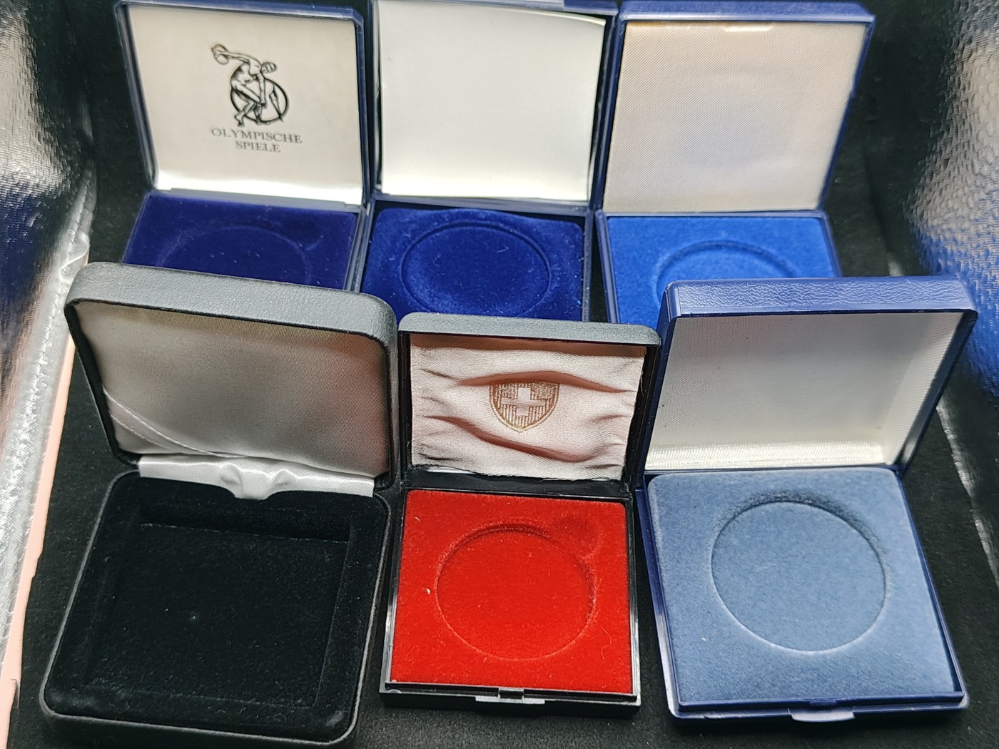 全场0元起拍 第87期 咸鱼国勋章拍卖专场 9月3日（周日）下午6：00开始 徽章收藏空盒六个