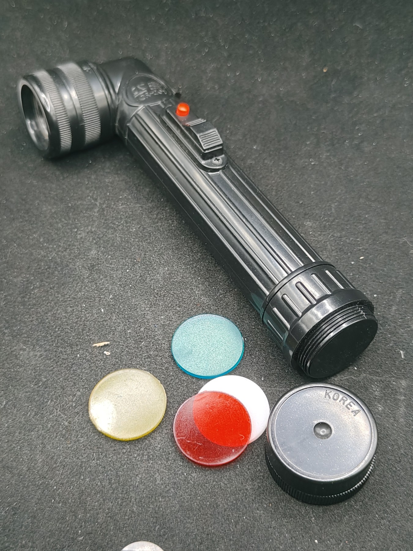 全场0元起拍 第87期 咸鱼国勋章拍卖专场 9月3日（周日）下午6：00开始 韩国军用手电黑色 卡扣有损 可正常使用 带色片