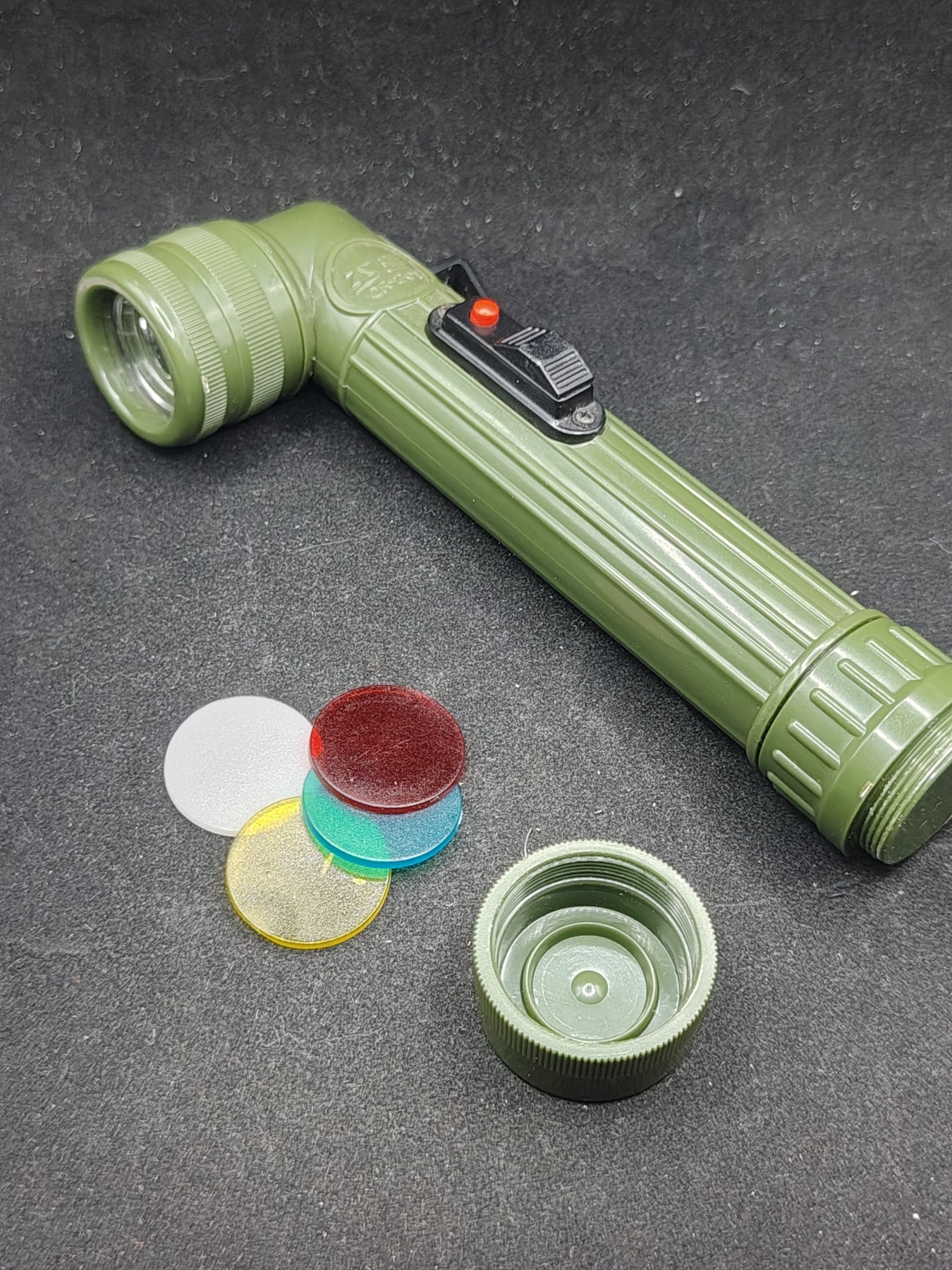 全场0元起拍 第87期 咸鱼国勋章拍卖专场 9月3日（周日）下午6：00开始 韩国军用手电 带色片，装五号电池可正常使用