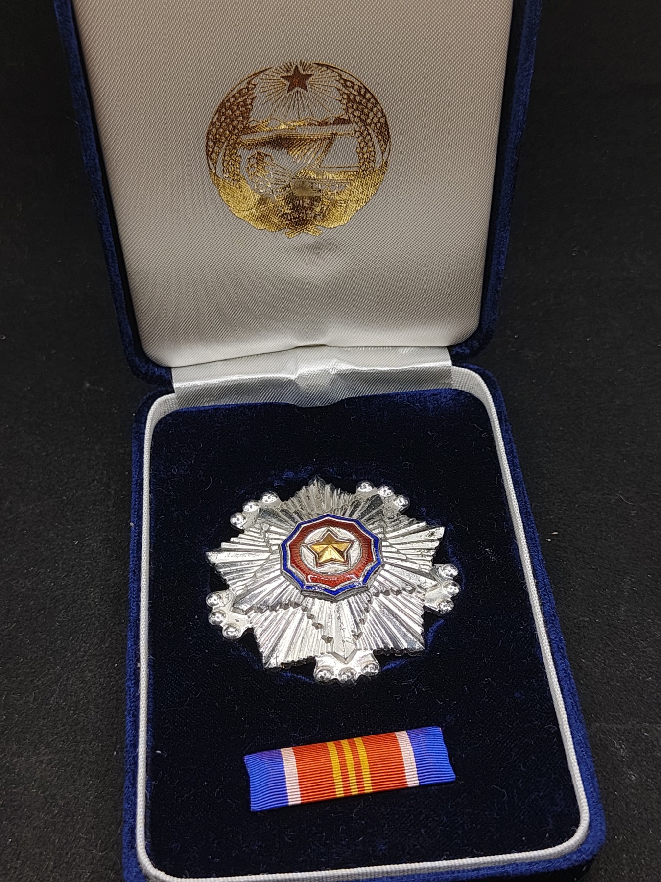 全场0元起拍 第87期 咸鱼国勋章拍卖专场 9月3日（周日）下午6：00开始 朝总联办烫金国徽盒 三级国旗勋章带略