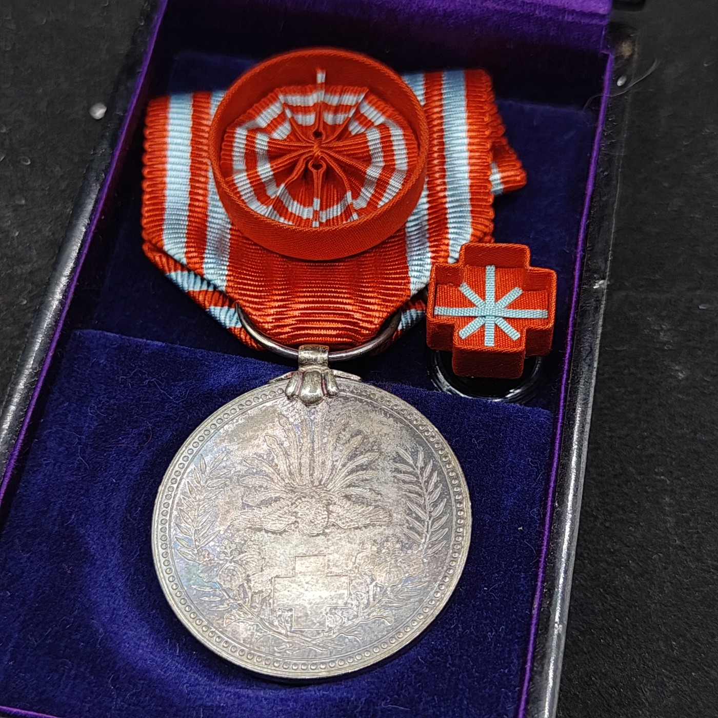 全场0元起拍 第87期 咸鱼国勋章拍卖专场 9月3日（周日）下午6：00开始 日本漆木盒赤十字特别社员章 银制带略