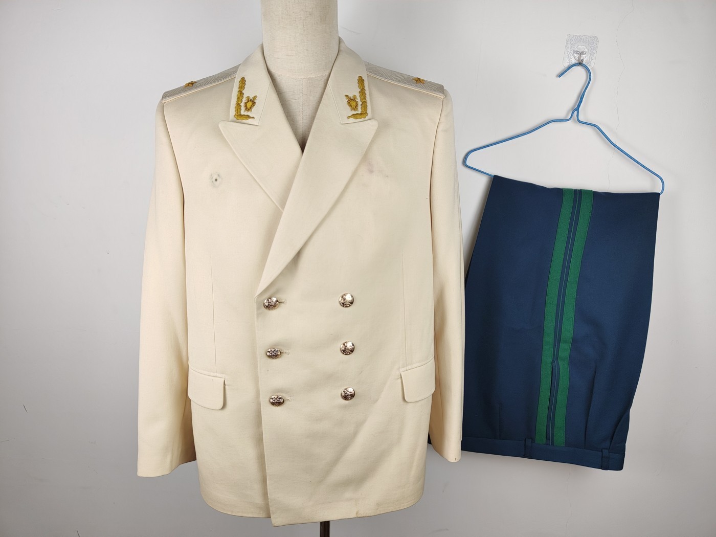 全场0元起拍 第87期 咸鱼国勋章拍卖专场 9月3日（周日）下午6：00开始 俄罗斯检察官少将/司法少将 三级司法国务委员礼服 克里米亚检察长同款 胸围120 肩宽48 衣长82 袖长65 裤长102 腰围102