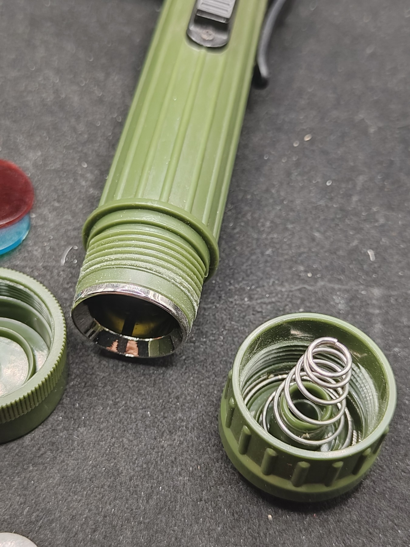 全场0元起拍 第87期 咸鱼国勋章拍卖专场 9月3日（周日）下午6：00开始 韩国军用手电 带色片，装五号电池可正常使用