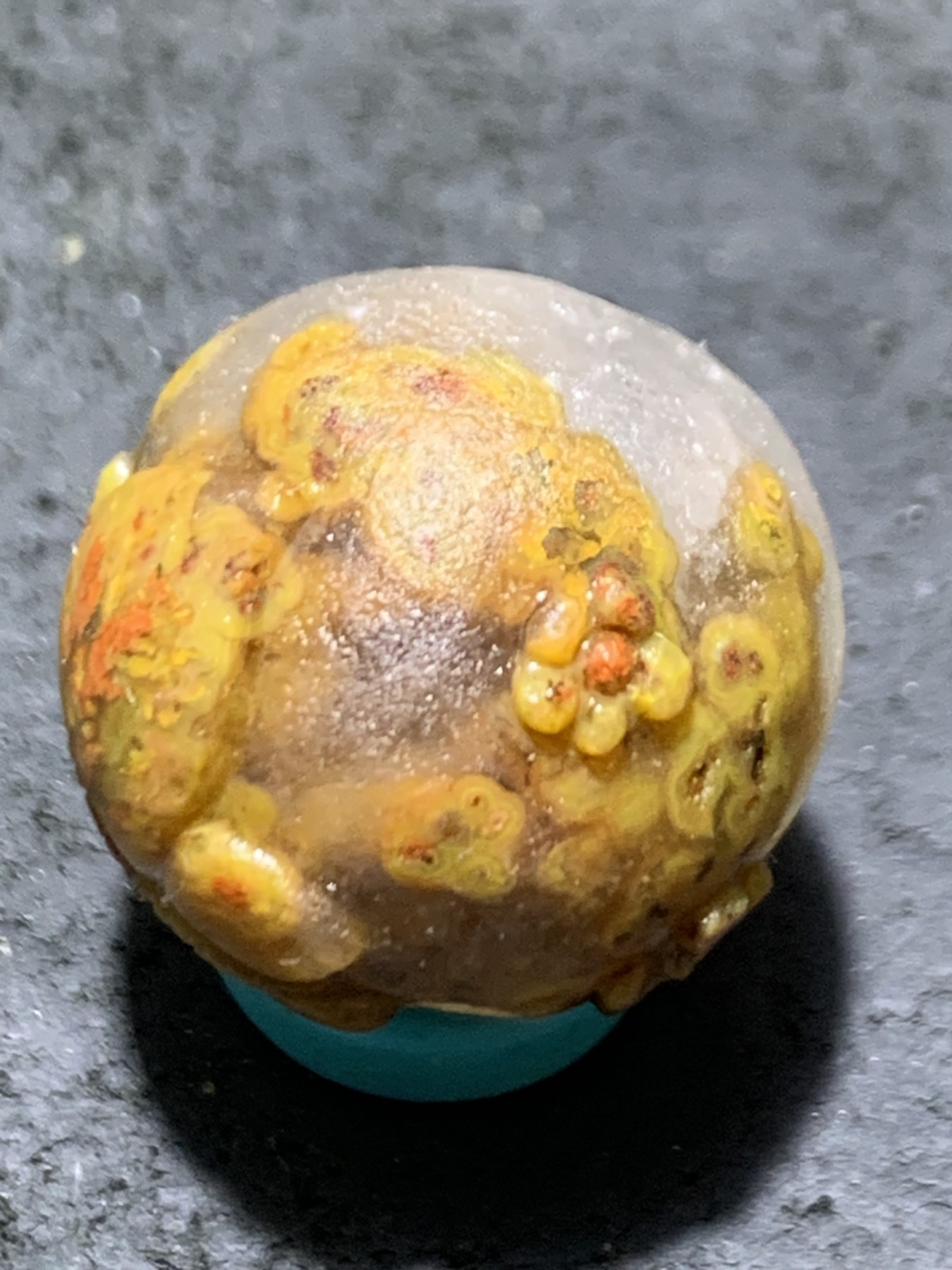 精美亚光冰飘战国红玛瑙手工雕刻蝶恋花随形珠一颗！