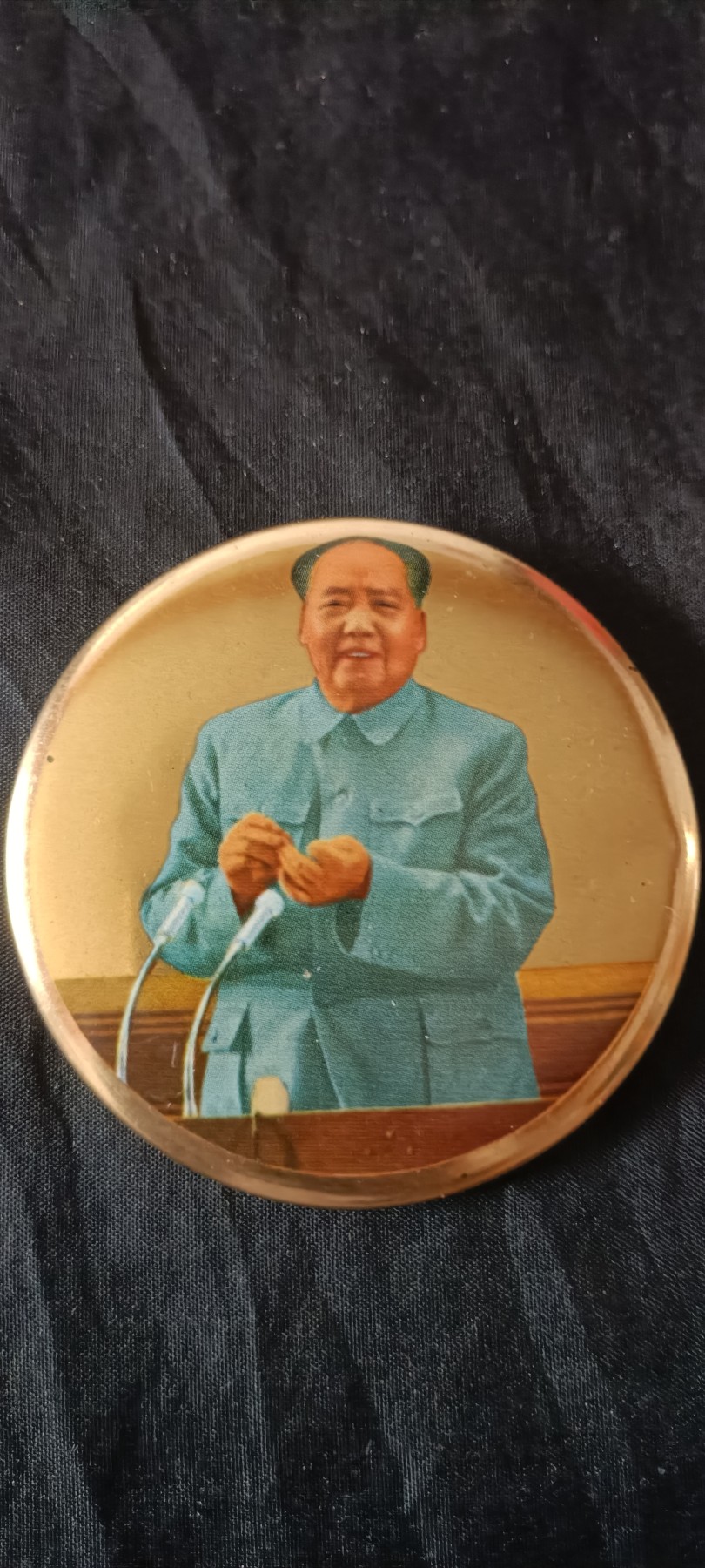 全场0起0押金！ 红色书章专场！ 稀有数手指彩章，特殊马蹄铁材质！6公分+毛主席像章