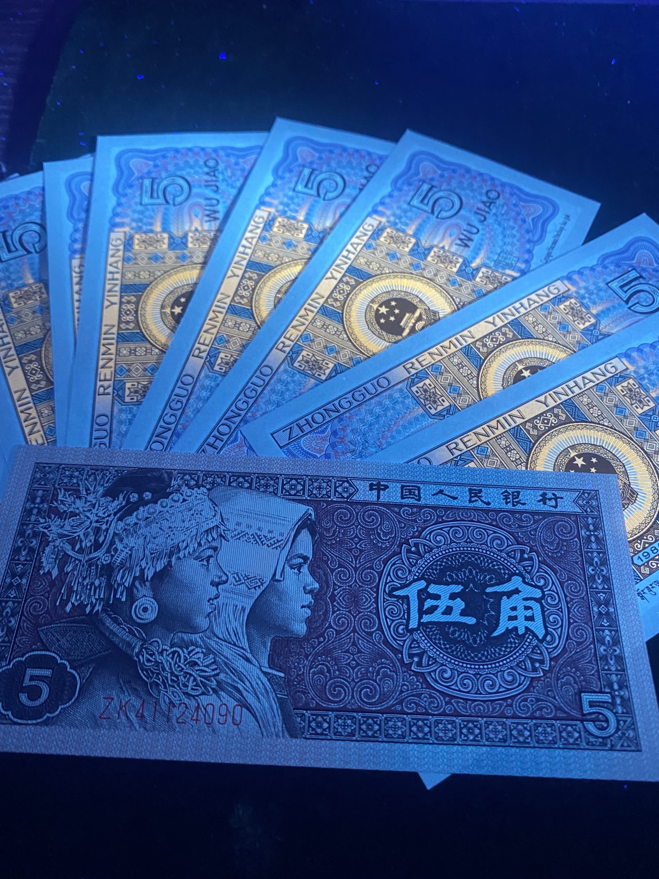 一线荧光币第349期拍场 8005ZK特稀冠中国红，ZK41147811_20，仅此一组裸币标十，出完没货，喜欢不要错过！裸币标十，绝品无斑无油