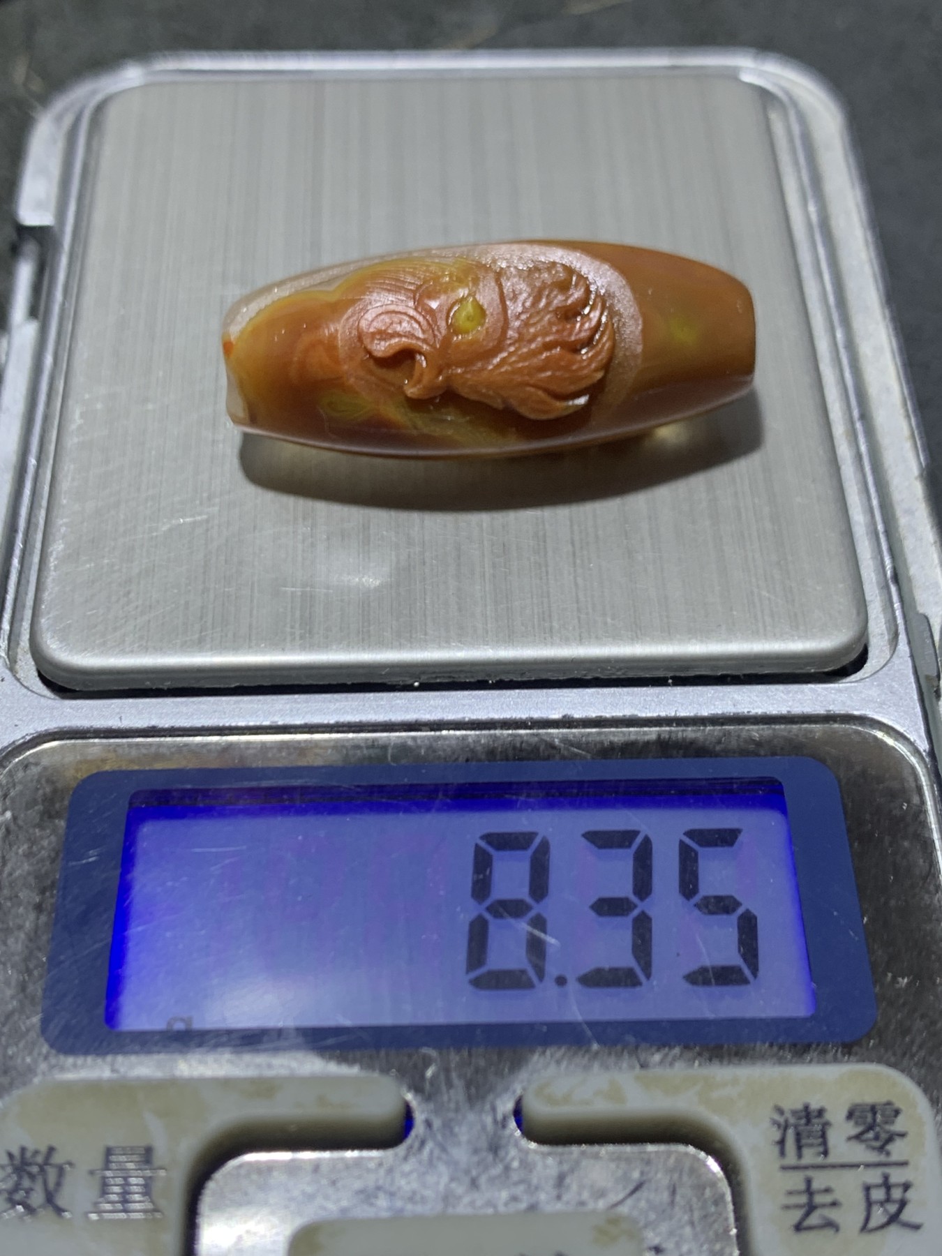 精美亚光冰飘战国红玛瑙手工俏色巧雕雄鸡随形桶珠一颗！