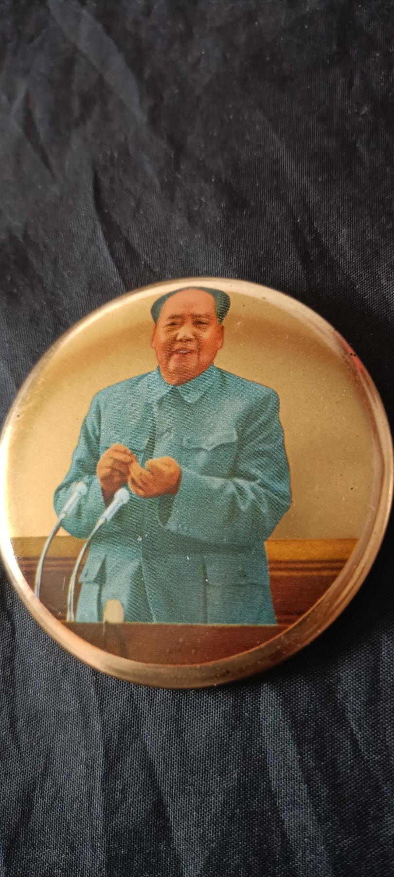 全场0起0押金！ 红色书章专场！ 稀有数手指彩章，特殊马蹄铁材质！6公分+毛主席像章