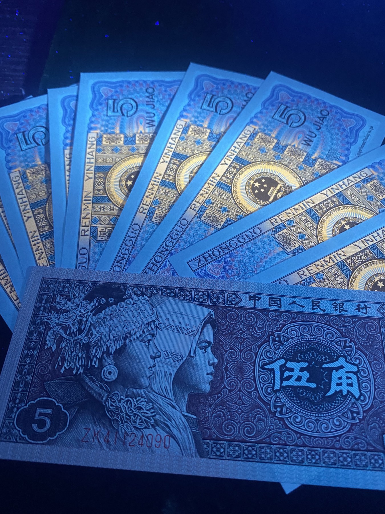 一线荧光币第349期拍场 8005ZK特稀冠中国红，ZK41147811_20，仅此一组裸币标十，出完没货，喜欢不要错过！裸币标十，绝品无斑无油