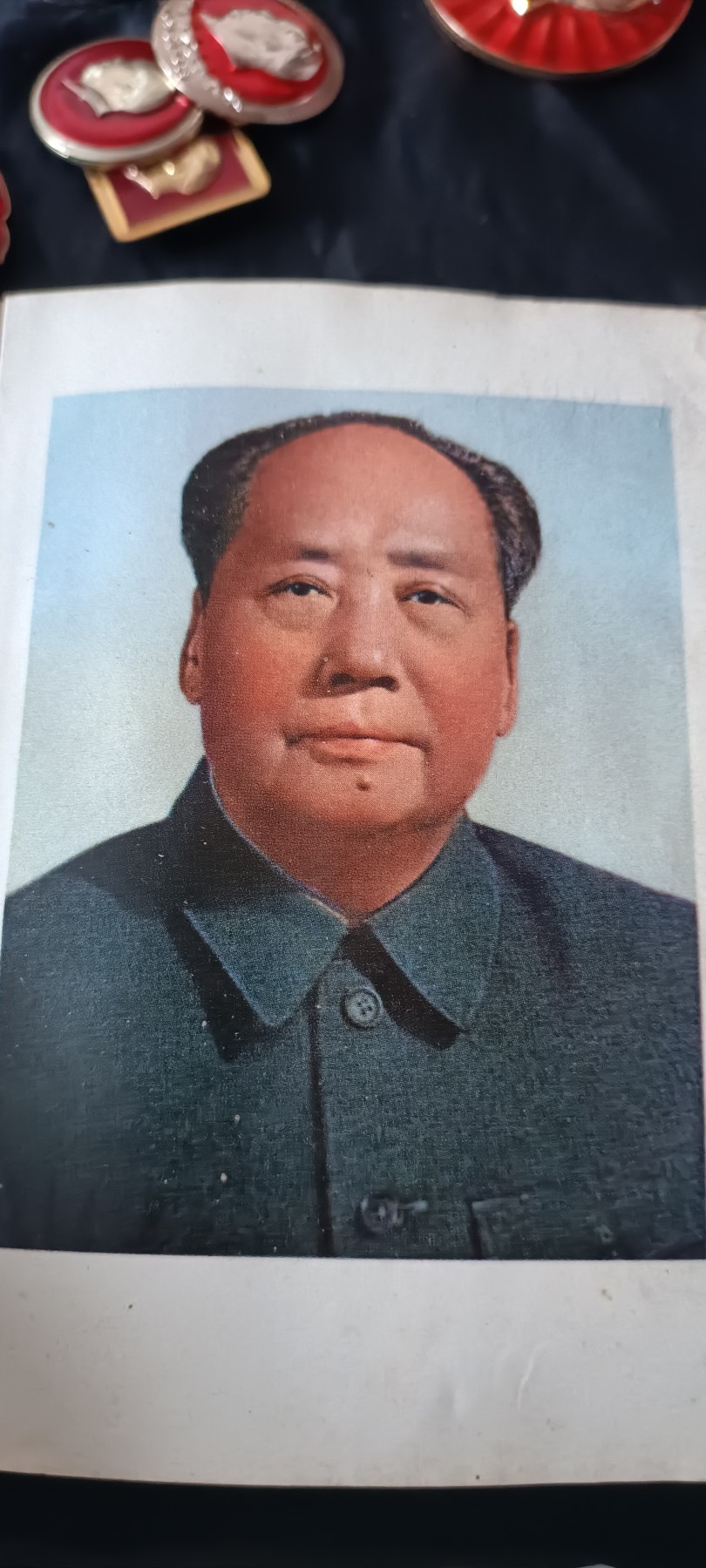 全场0起0押金！ 红色书章专场！ 大厚本红宝书，内容涉及面广，很多折叠地图，但是林都被涂了