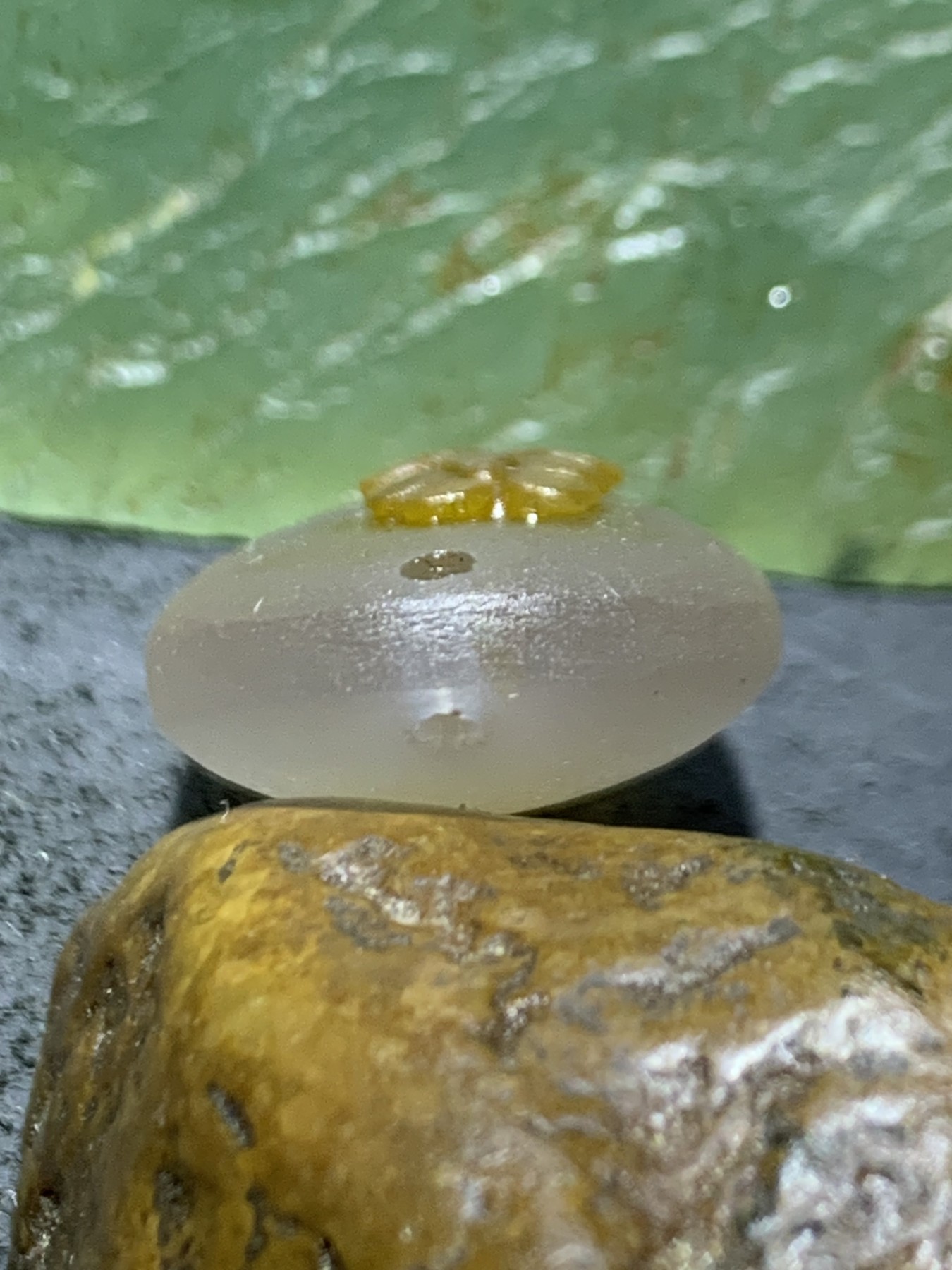 精美亚光冻料鸡油黄蒙料战国红玛瑙手工俏色巧雕太阳花吊坠一个