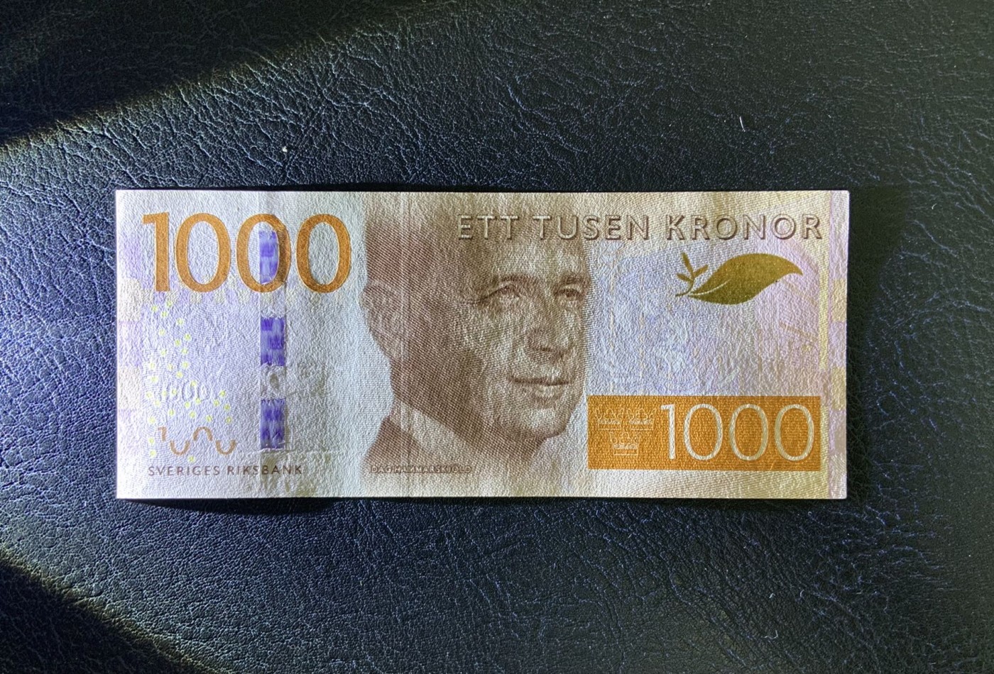 收藏联盟Quantum Auction 第286期拍卖  瑞典2015年1000克朗 品相UNC 细节如图 瑞典前外长，第二任联合国秘书长达格·哈马舍尔德