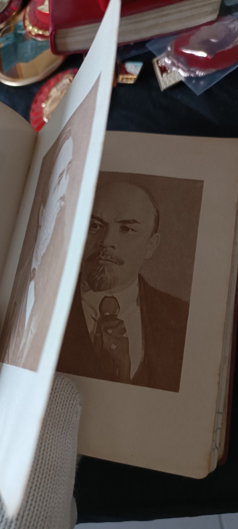 全场0起0押金！ 红色书章专场！ 马列恩斯语录，大厚版本，六百多页！