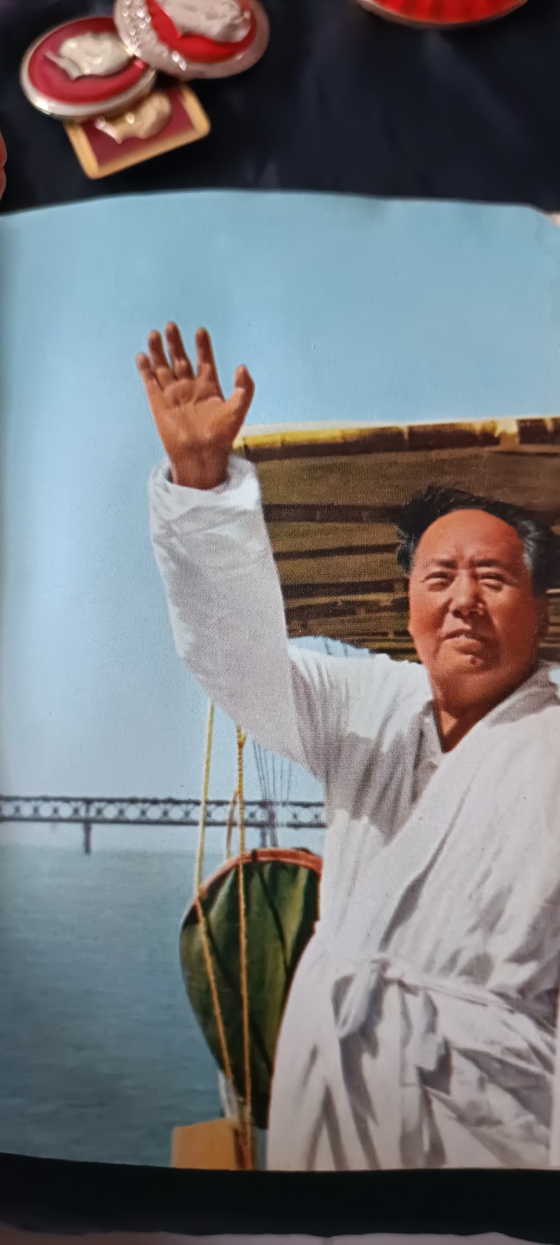 全场0起0押金！ 红色书章专场！ 大厚本红宝书，内容涉及面广，很多折叠地图，但是林都被涂了